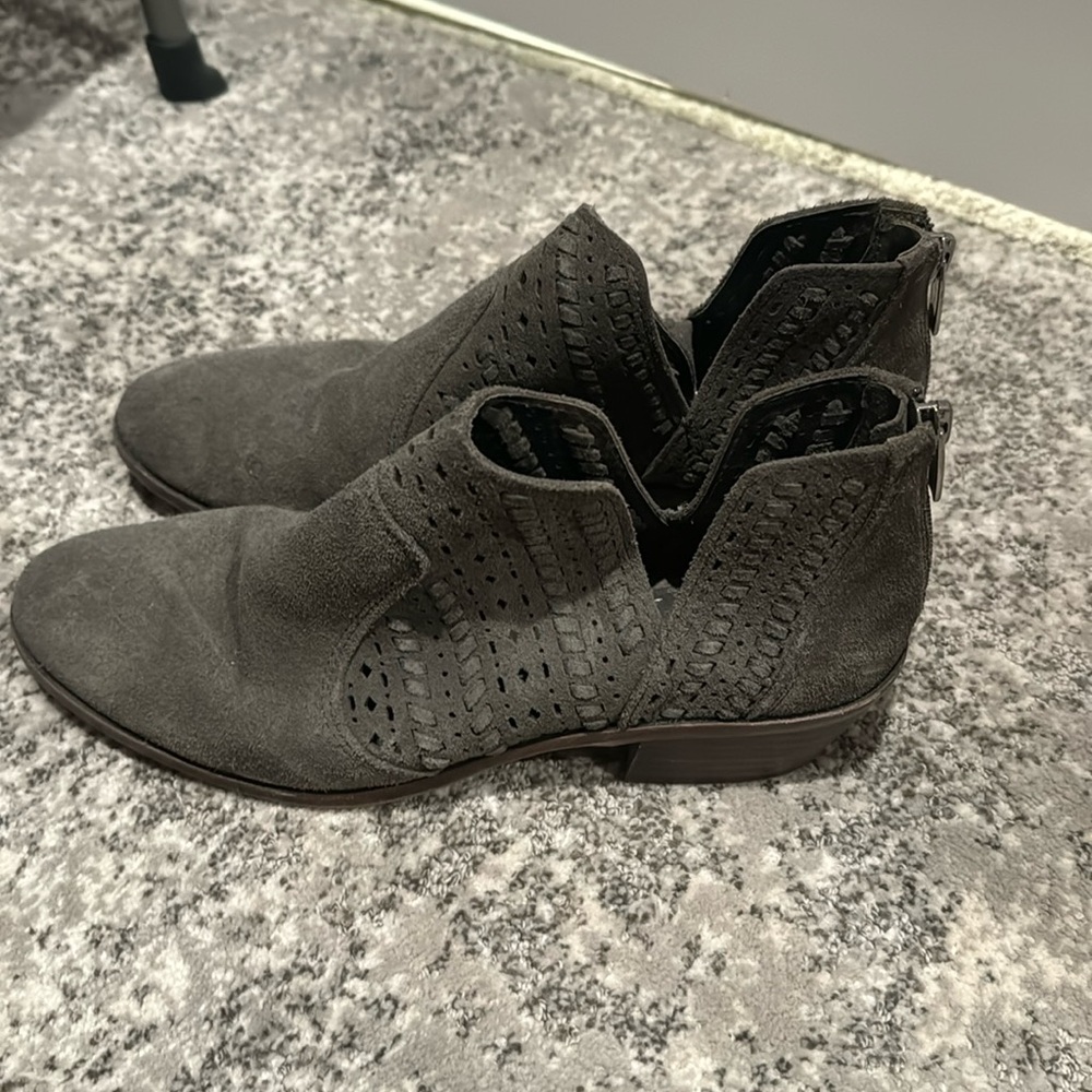 Womans size 8.5 Vince Camaro booties